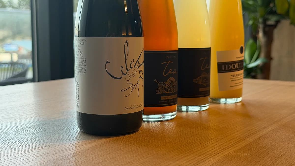 藍籠処の窓辺に並ぶ自然派ドリンク