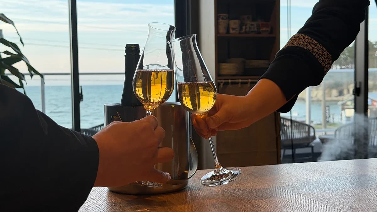 Guests raising glasses at Airodokoro with a view of the Sea of Japan