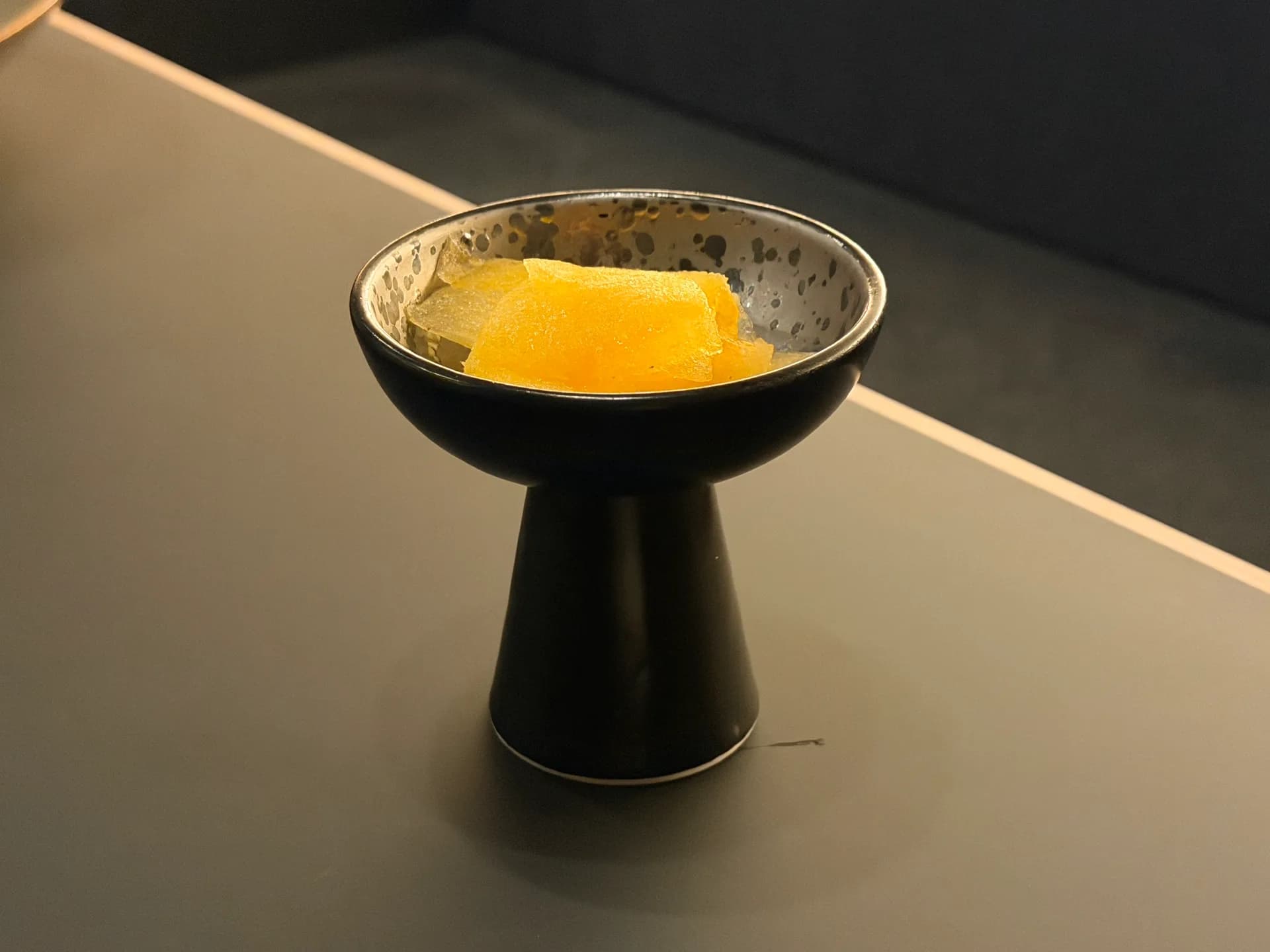 柑橘のグラニテ。黒い高台の器で供す口直し
