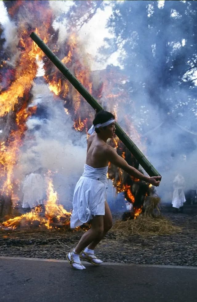 御願神事 — 境内に集まる人々