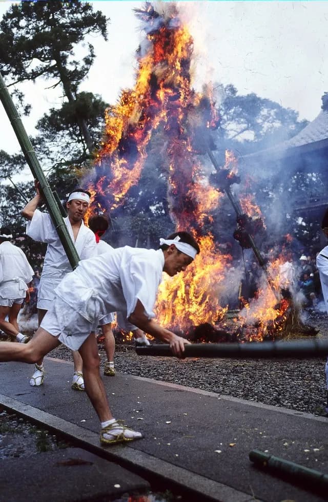 菅生石部神社の御願神事 — 青竹を割く神事