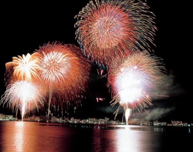 柴山潟の湖上に咲く納涼花火