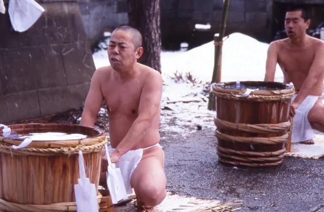 蓮光寺の星まつり — 水行を行う僧侶