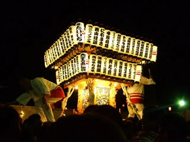 十万石まつり — 担ぎ上げられる万燈御輿