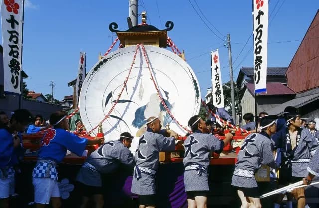 十万石まつり — 提灯を灯した万燈御輿