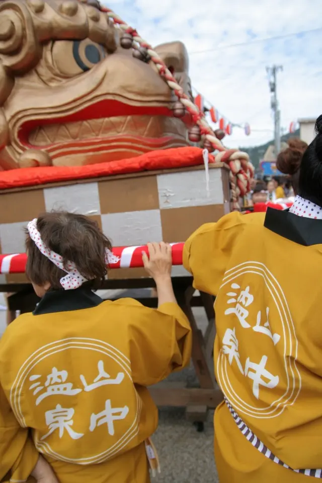 こいこい祭 — 温泉街を進む行列