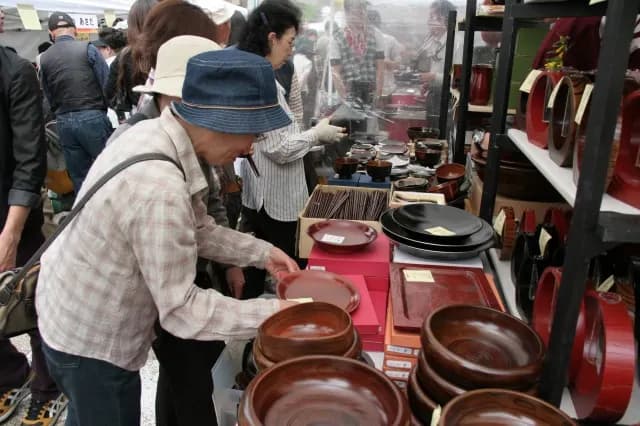 山中漆器祭 — 会場に並ぶ漆のうつわ