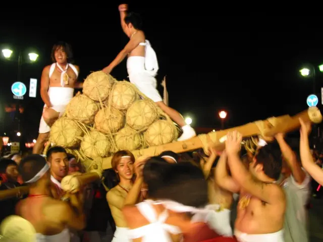 湯の祭り — 源平勝負御輿のぶつかり合い