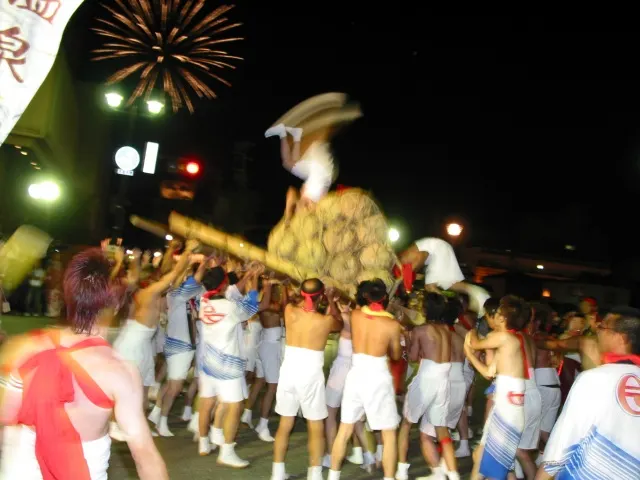 片山津温泉 湯の祭り — 源平勝負御輿