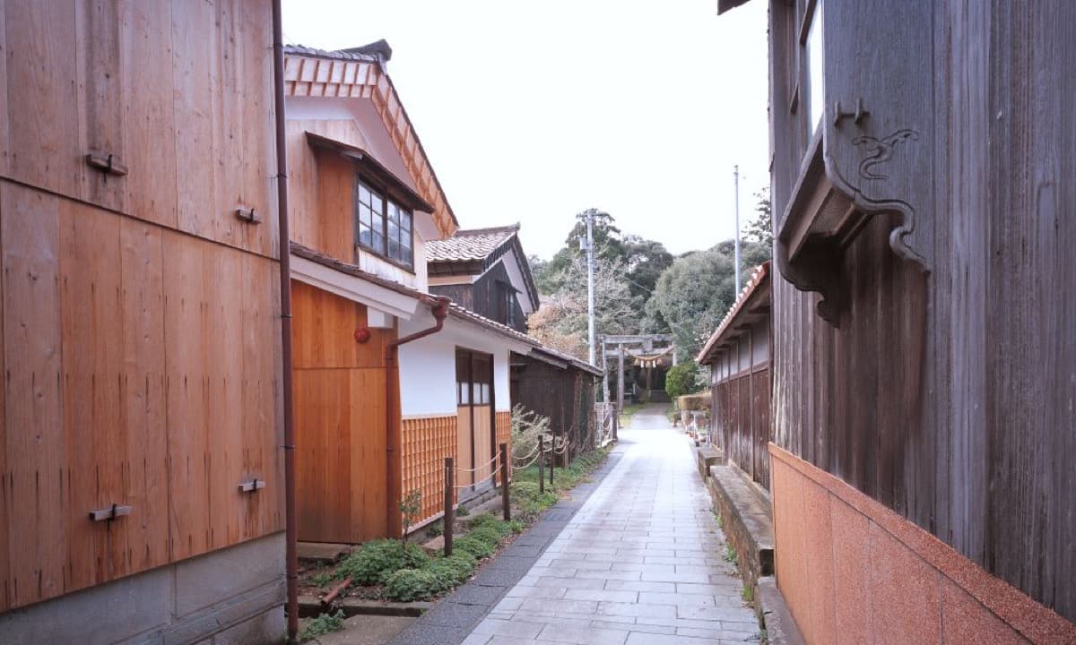 板壁の家並みが続く橋立の通り