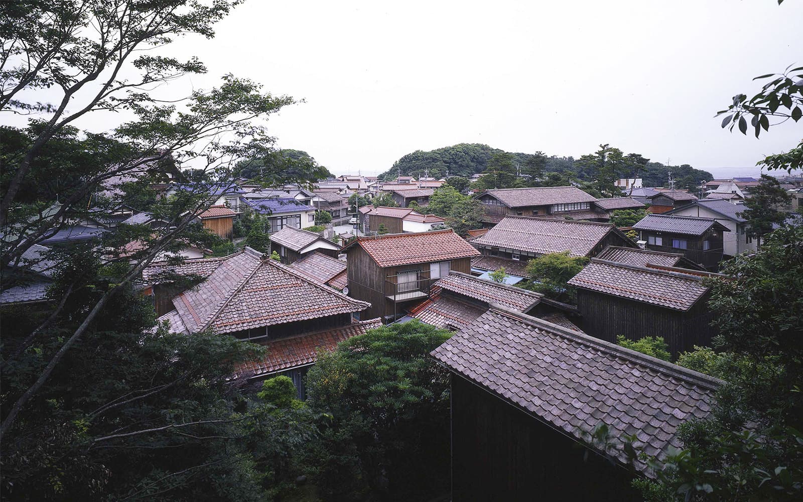 高台から見渡す加賀橋立の赤瓦屋根の集落