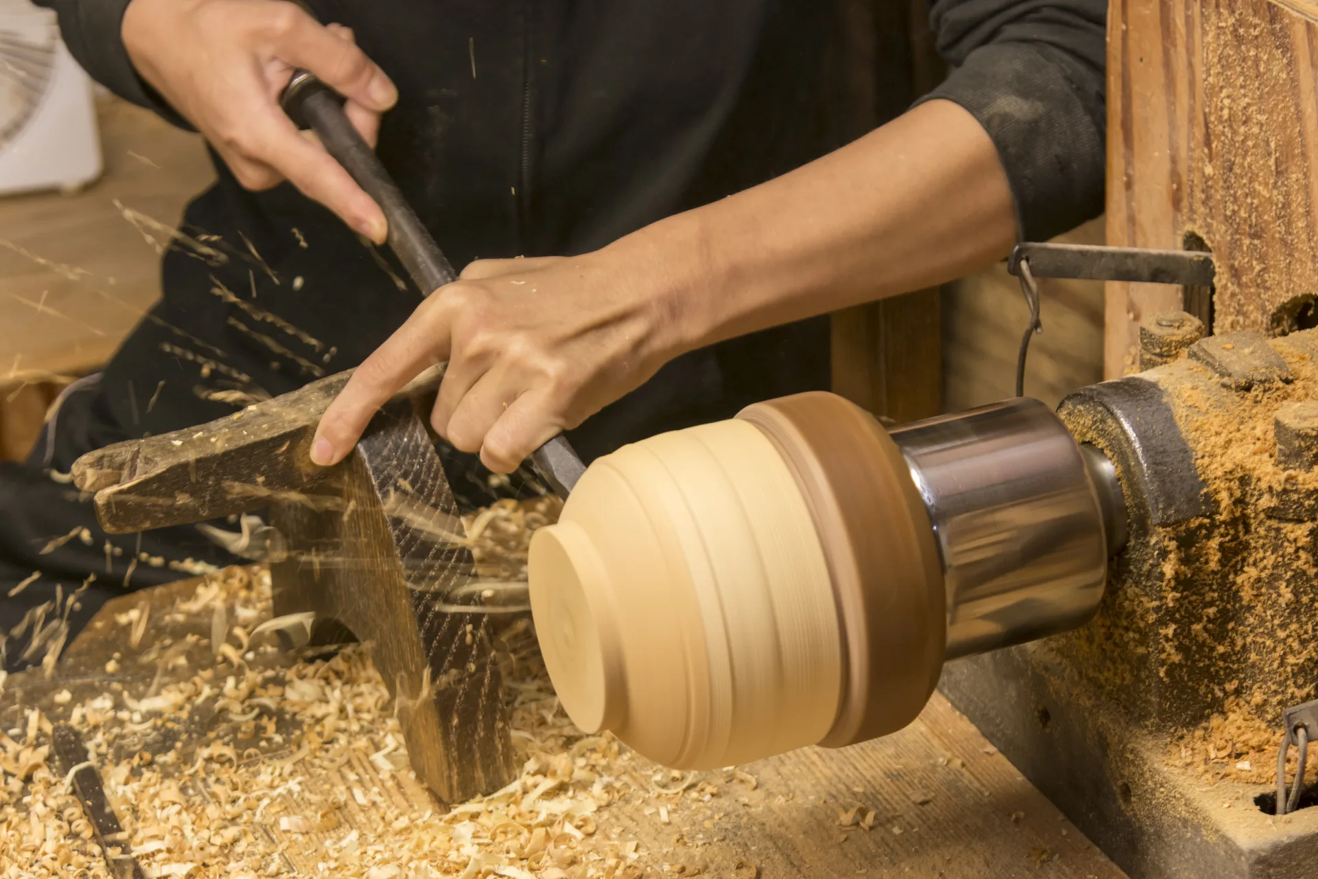 山中漆器のろくろ挽き