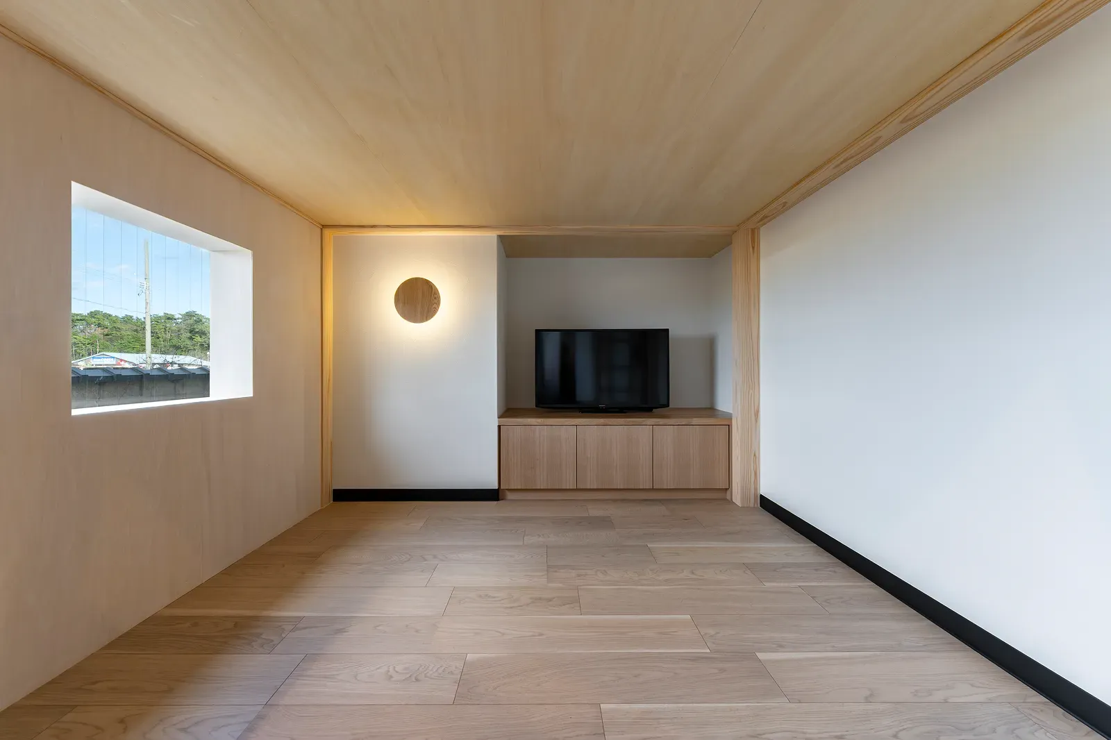 木の天井とテレビボードを備えた下段のくつろぎ空間